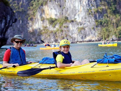 Đề nghị gỡ 'rào' dịch vụ kayak trên vịnh Hạ Long ảnh 1