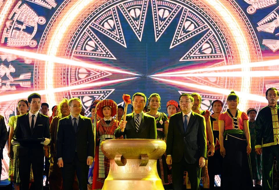 Phải thực hiện xóa mù công nghệ cho tất cả mọi người ảnh 1