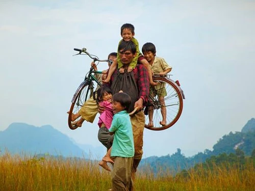 Một cảnh trong phim Cha cõng con 