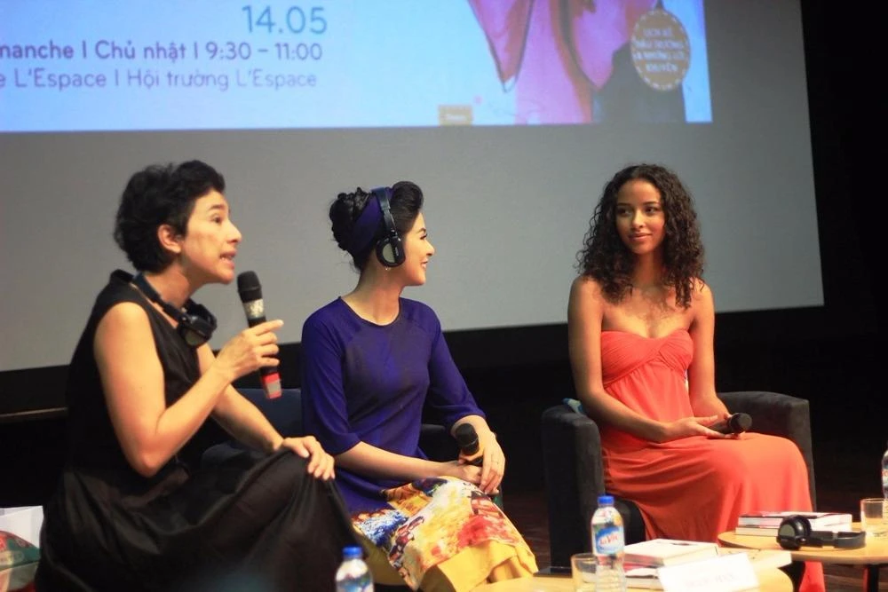 Các khách mời trao đổi tại buổi tọa đàm. 