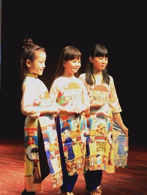 Dàn người mẫu nhí trình diễn trang phục của Ngọc Hân.