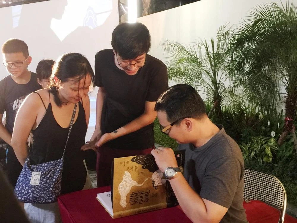 nhiều bạn trẻ đã phải xếp hàng để xin chữ ký 