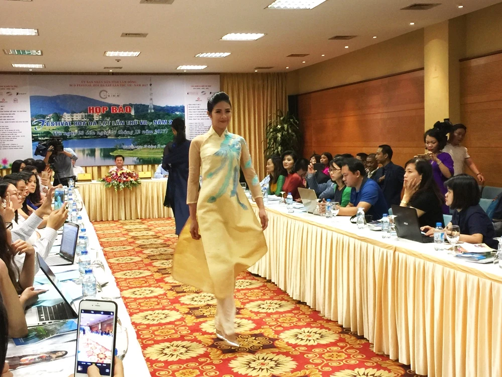 Nhiều người nhìn lụa VN đúng hình ảnh thằng bán tơ ảnh 2