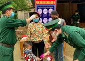 Xúc động hình ảnh bộ đội biên phòng giúp dân chống COVID-19
