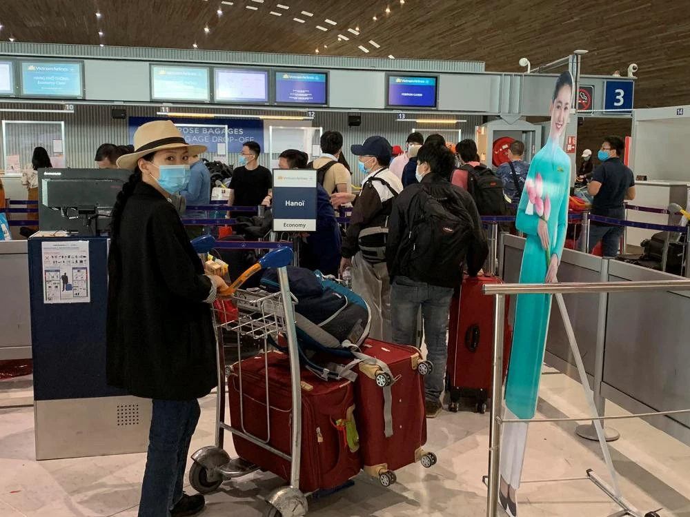 Các công dân Việt Nam trở về nước. 