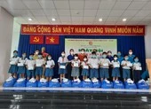 Trao tặng hàng trăm dụng cụ học tập, sách giáo khoa cho học sinh Bình Chánh