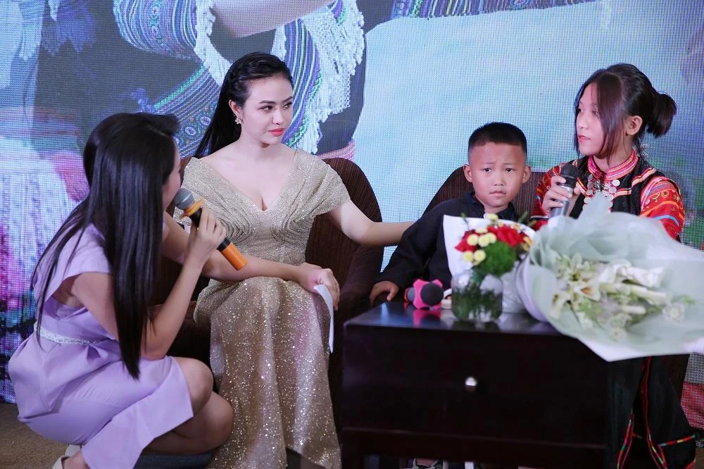 Lương Hải Yến và 2 trong ba anh em nhận nuôi dưỡng đến khi trưởng thành. Ảnh: VT