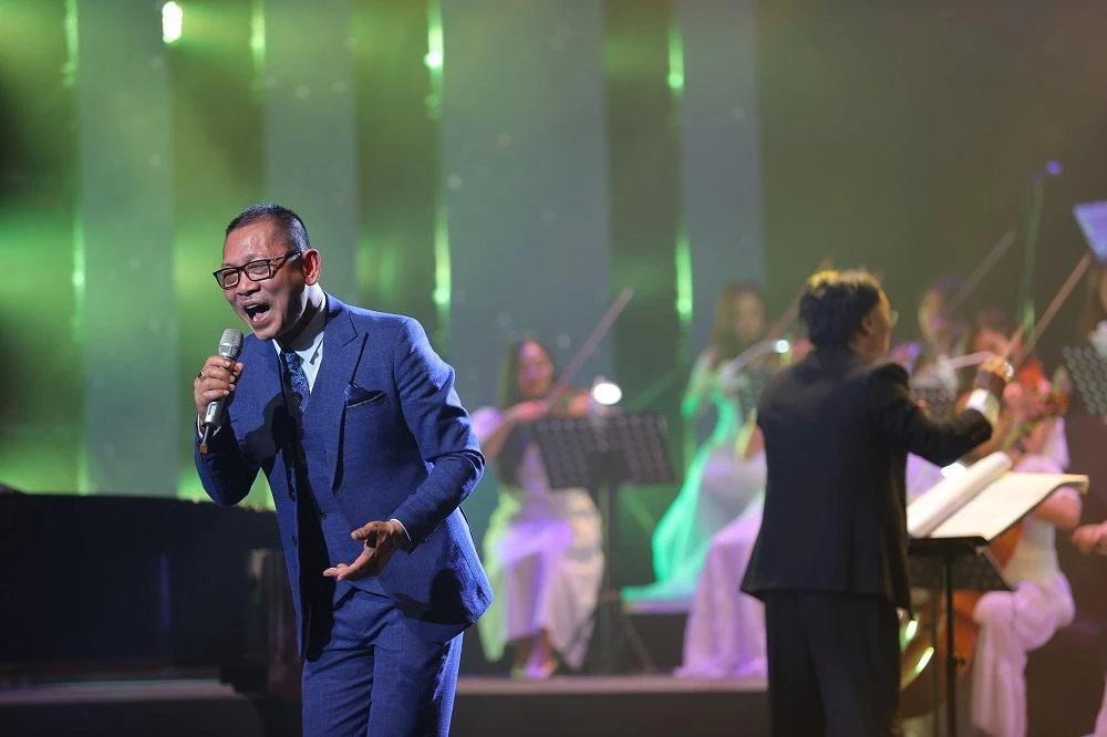 NSƯT Đức Long trên sân khấu. Ảnh: HÒA NGUYỄN