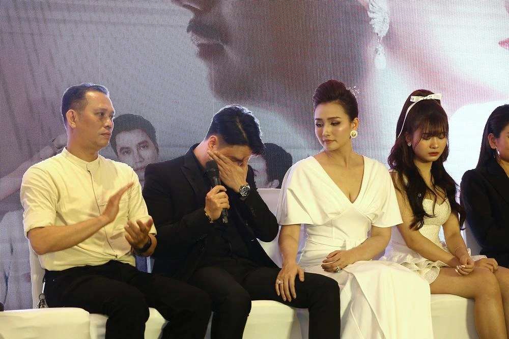 Diễn viên Việt Anh nhiều lần bật khóc tại buổi họp báo. Ảnh: VT Diễn viên Việt Anh nhiều lần bật khóc tại buổi họp báo. Ảnh: VT