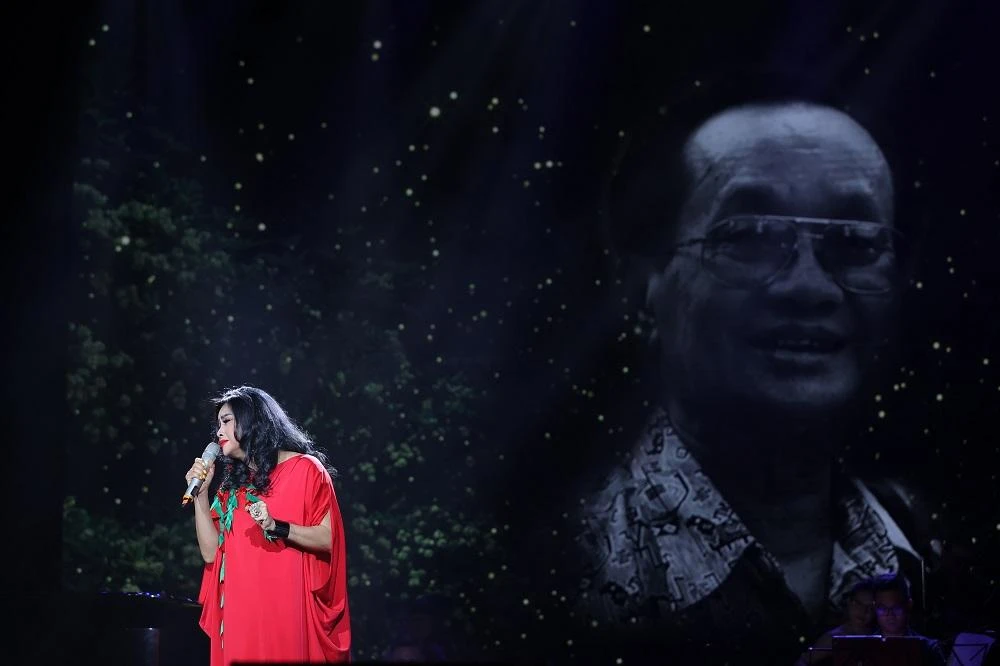 Ca sĩ Thanh Lam biểu diễn ca khúc Hoa sữa của nhạc sĩ Hồng Đăng. Ảnh: HÒA NGUYỄN