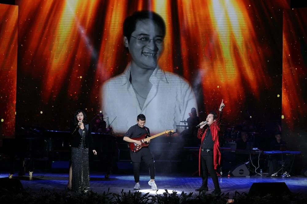 Hình ảnh nhạc sĩ Ngọc Châu tươi cười hiện lên trong tiếng hát của Khánh Linh- Tùng Dương. Ảnh: HÒA NGUYỄN