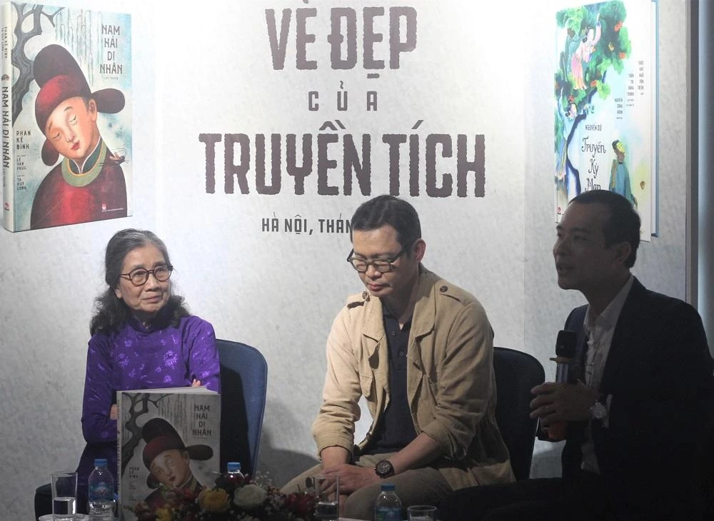 Nhân dịp ra mắt sách, Nhà xuất bản Kim Đồng tổ chức chương trình giao lưu với hai họa sĩ Nguyễn Công Hoan và Tạ Huy Long, cùng sự góp mặt của hai khách mời là nhà nghiên cứu văn học phương Đông, “Bà đồ Nho” Trần Thị Băng Thanh và nhà nghiên cứu lịch sử Vũ Đức Liêm. Ảnh: VIẾT THỊNH