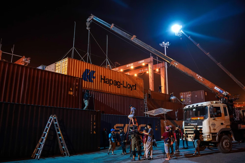 Để phục vụ cho các cảnh mưa, nhiều dàn mưa phức tạp đã được huy động, mỗi ngày ê-kíp phải dùng tới 20.000 – 30.000 lít nước. Ảnh: NSX Để phục vụ cho các cảnh mưa, nhiều dàn mưa phức tạp đã được huy động, mỗi ngày ê-kíp phải dùng tới 20.000 – 30.000 lít nước. Ảnh: NSX