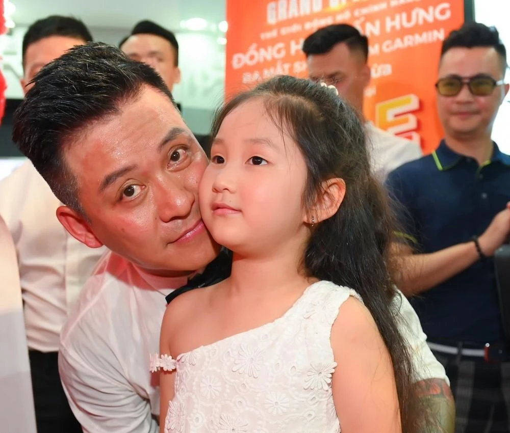Tuấn Hưng và con gái. Ảnh: Vũ Quốc Khánh.