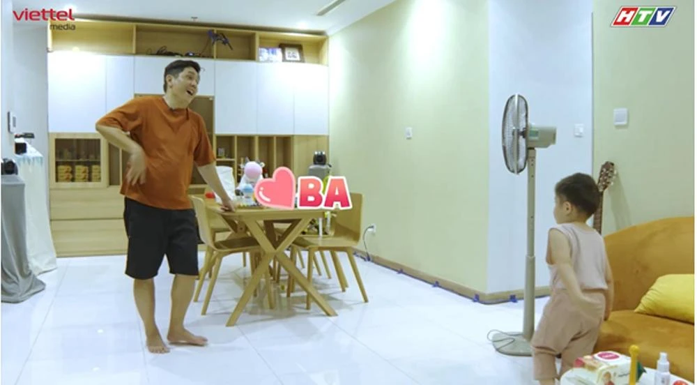 Vào lúc không ngờ nhất, cậu bé Tết bất ngờ bật gọi tiếng “Ba”. Ảnh: NSX