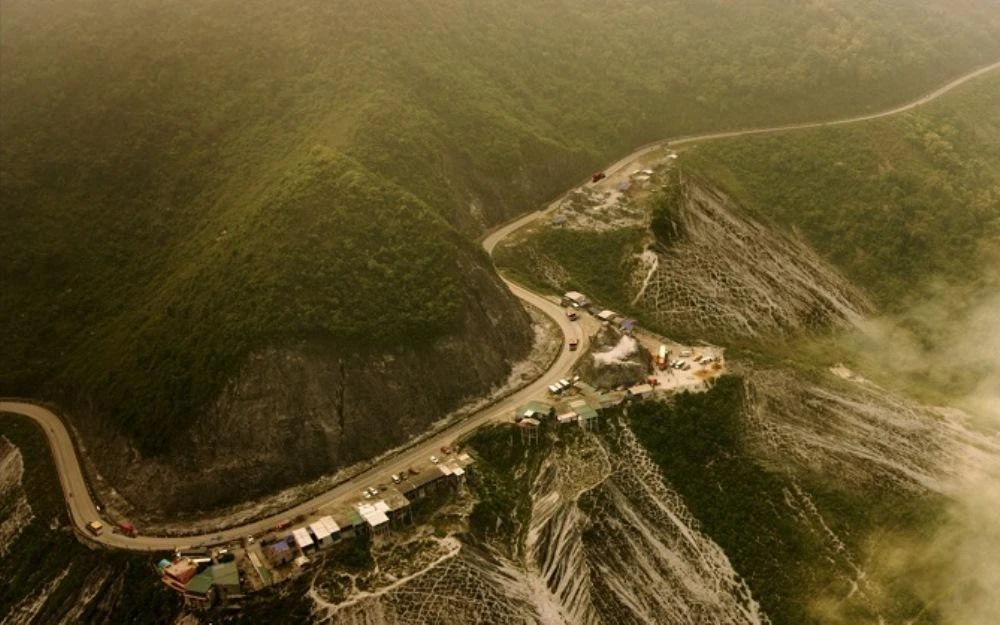 Trận chiến đẫm máu, truy đuổi xe container chênh vênh giữa ranh giới đèo cao- vực thẳm. Ảnh: NSX