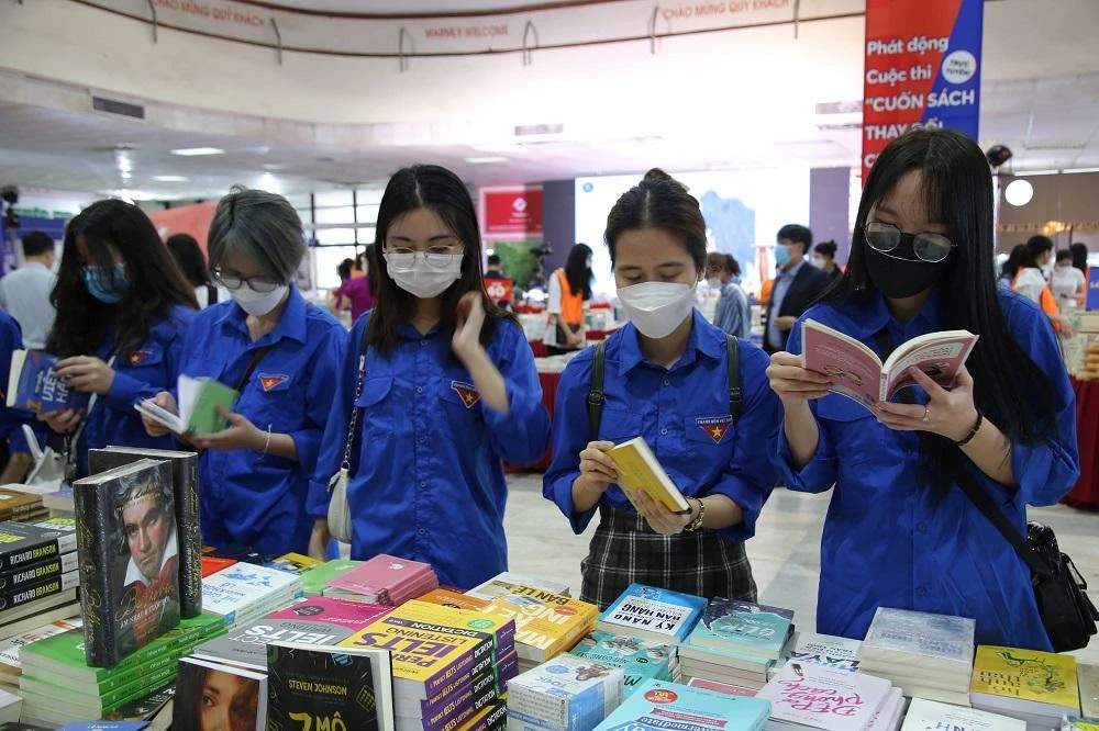 Đông đảo bạn trẻ có mặt tại Tuần lễ Sách Khoa học và Công nghệ. Ảnh: Hải Đăng.