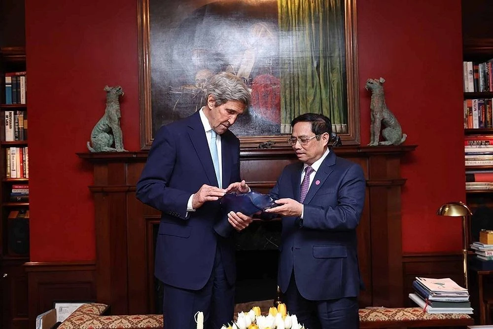 Thủ tướng Phạm Minh Chính tặng quà lưu niệm cho ông John Kerry, Đặc phái viên của Tổng thống về biến đổi khí hậu. Ảnh: TTXVN.