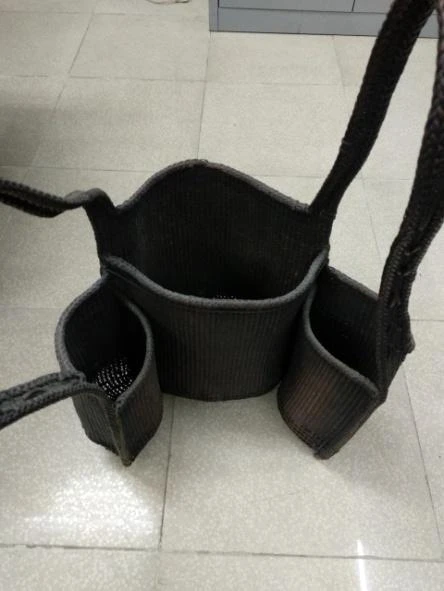 Chiếc gùi 3 ngăn – một trong hai hiện vật đầu tiên trong bộ sưu tập về Việt Nam của ông Mark Rapoport. .Ảnh: BT