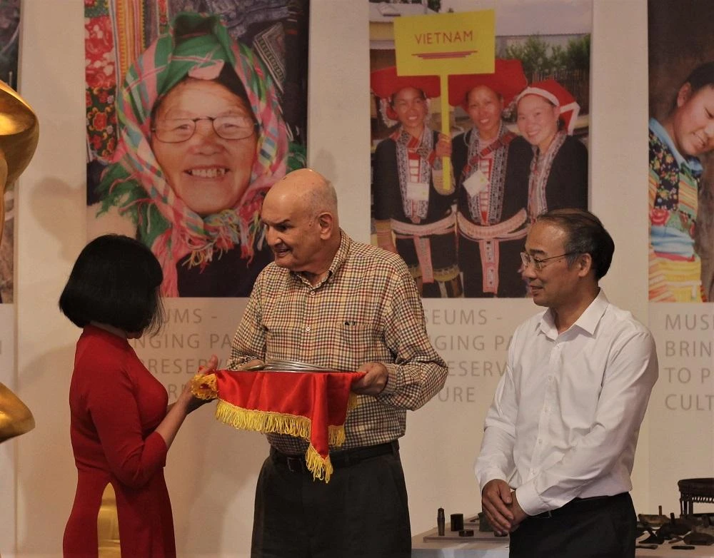Ông Mark Rapoport (giữa) trao tặng các hiện vật. Ảnh: VT