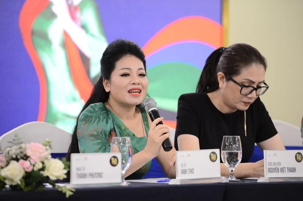 Ca sĩ Anh Thơ chia sẻ với báo chí về live concert của mình. Ảnh: VT