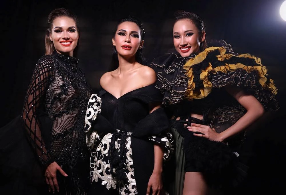 Cô xuất hiện bên cạnh Miss Earth 2015 (Hoa hậu trái đất)- Angelia Gabrena Ong và Miss Global 2029, Karolína Kokešová.