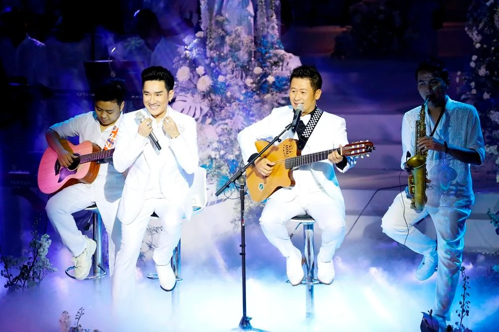 Ca sĩ Quang Hà và Bằng Kiều song ca với nhau trong đêm nhạc. Ảnh: Tiến Duy Lương