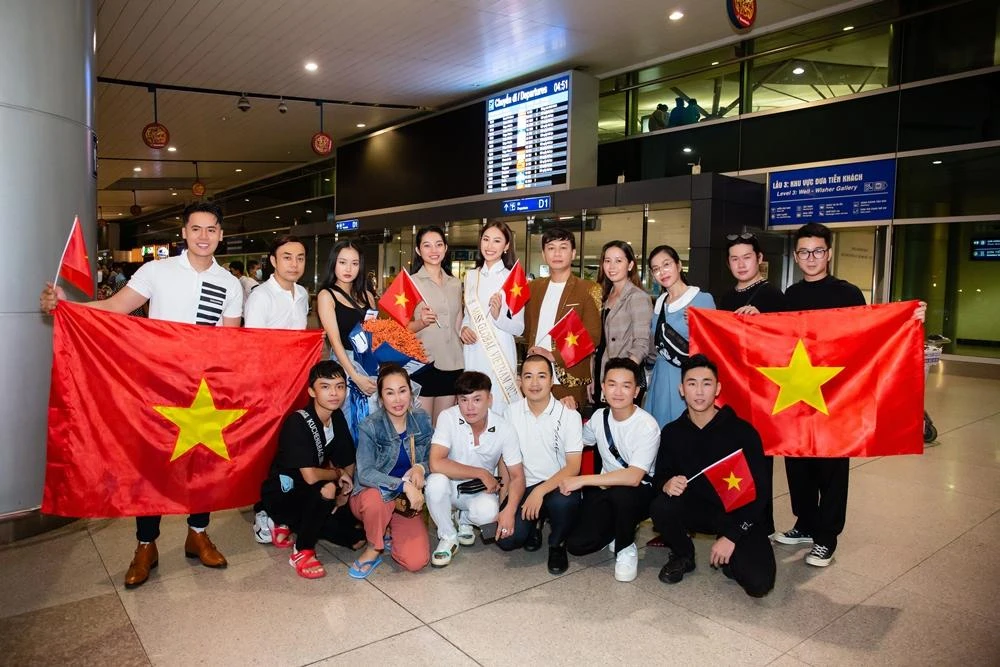 Đoàn Hồng Trang và các bạn thân ở Sân bay. Ảnh: Lê Quốc Khánh