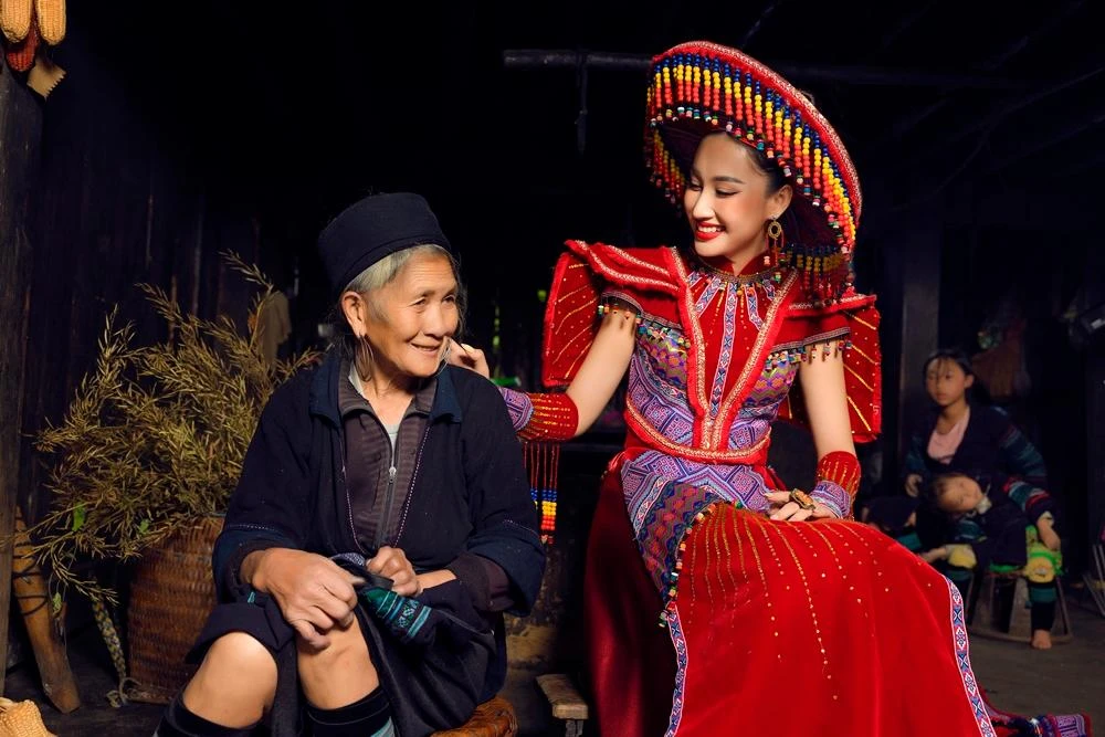 Điểm nhấn nổi bật là trang phục người H'Mông. Ảnh: Vũ Đình Hải- Hoàng Phúc