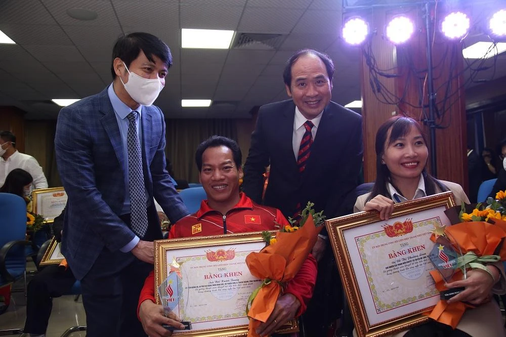 Các cá nhân được tuyên dương trong Tỏa sáng Nghị lực Việt năm 2021. Ảnh: HẢI ĐĂNG