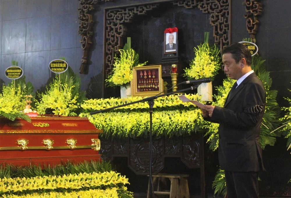 Ông Hoàng Đạo Cương, Thứ trưởng Bộ VH-TT&amp;DL đọc điếu văn.