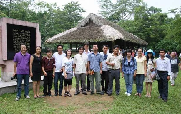 Các đại biểu nhà văn trẻ thăm đình Tân Trào lịch sử. Ảnh: HỮU ĐỐ