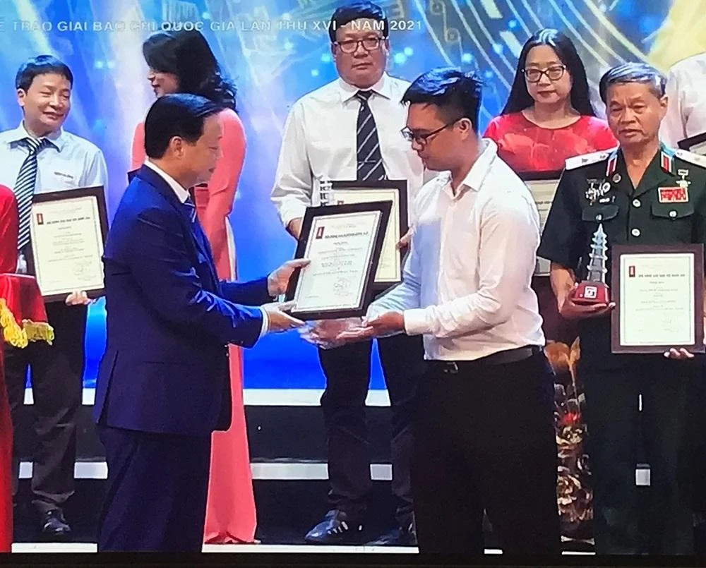 Tự Sang, phóng viên Báo Pháp luật TP.HCM nhận giải thưởng Báo chí Quốc gia 2021.