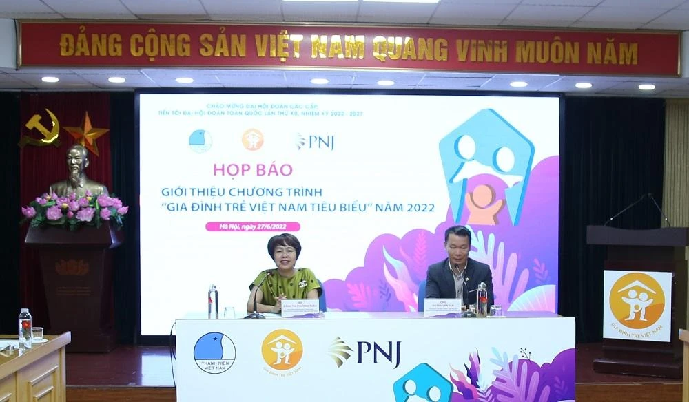 Bà Đặng Thị Phương Thảo, Phó Chủ tịch Trung ương Hội Liên hiệp Thanh niên Việt Nam, Phó Tổng biên tập Báo Thanh niên và ông Huỳnh Văn Tẩn - Giám đốc Truyền thông Đối ngoại PNJ trả lời câu hỏi của báo chí.