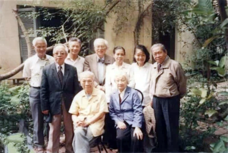Vợ chồng cố Luật sư Nguyễn Mạnh Tường và các học trò. Ảnh: Tư liệu gia đình.
