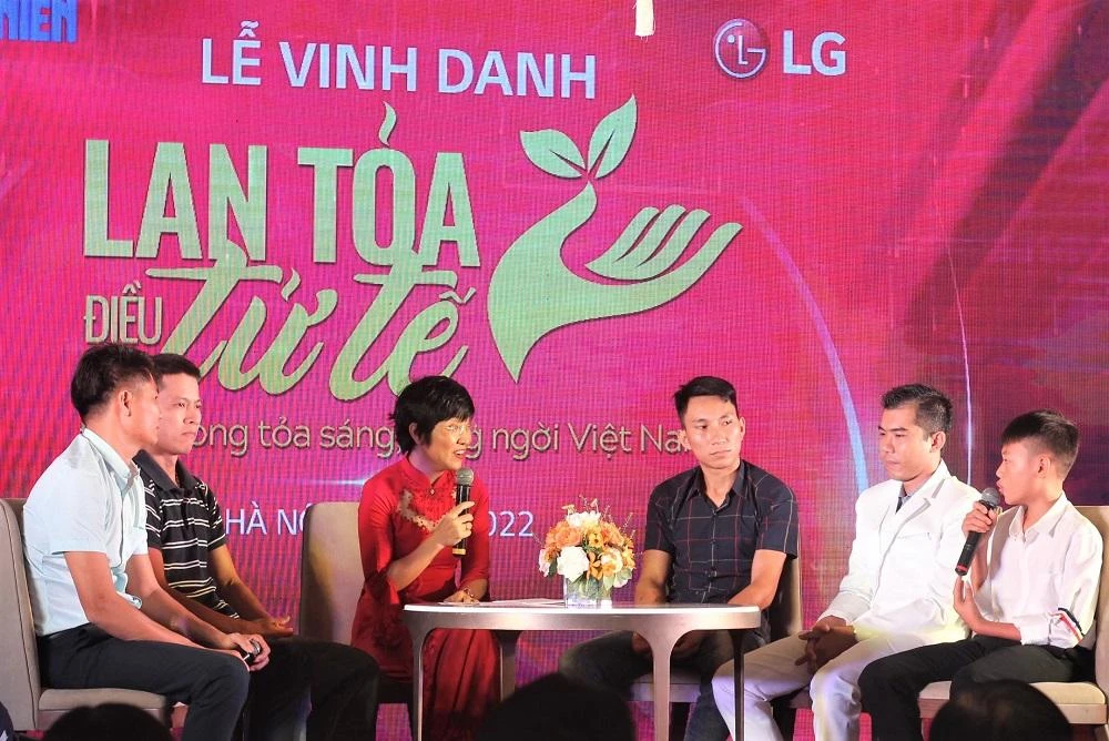 Năm cá nhân được vinh danh tại chương trình 'Lan tỏa điều tử tế - Đồng lòng tỏa sáng, rạng ngời Việt Nam'.