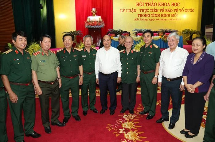 Chủ tịch nước Nguyễn Xuân Phúc chụp ảnh cùng các đại biểu tại hội thảo. Ảnh: MOD