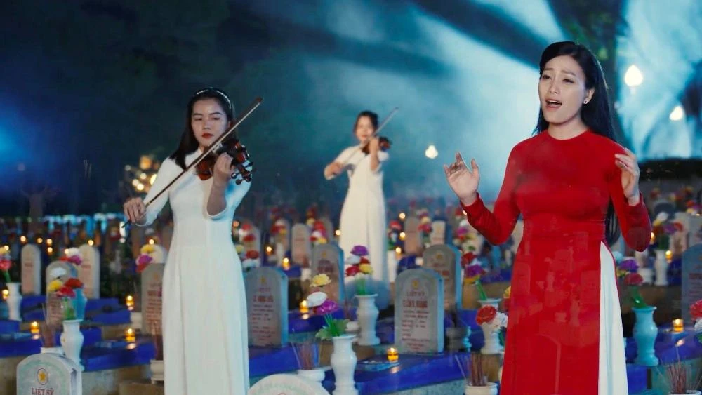 MV được quay và dàn dựng rất đẹp, xúc động. Ảnh: VT