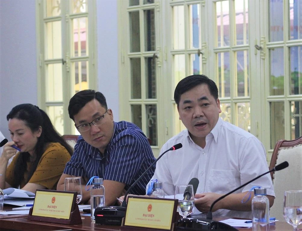 Ông Trần Hướng Dương - Phó Cục trưởng Cục Nghệ thuật biểu diễn trả lời câu hỏi báo chí. Ảnh: VIẾT THỊNH