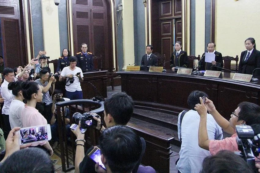 Phóng viên tác nghiệp tại một phiên tòa ở TAND TP.HCM. Ảnh: HOÀNG GIANG