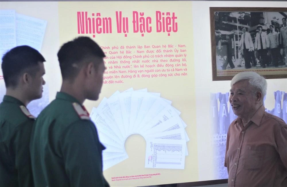 Ông Trần Thư Nguyên (phải), người đã đi B lúc 26 tuổi chia sẻ với các chiến sĩ trẻ. Ảnh: VIẾT THỊNH Ông Trần Thư Nguyên (phải), người đã đi B lúc 26 tuổi chia sẻ với các chiến sĩ trẻ. Ảnh: VIẾT THỊNH