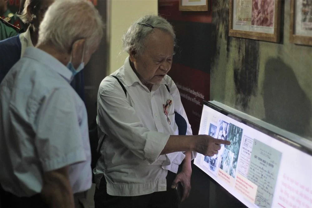 Gặp lại đồng đội, xem lại các kỷ vật khiến cho nhiều người ở tuổi xưa nay hiếm rất xúc động. Ảnh: VIẾT THỊNH Gặp lại đồng đội, xem lại các kỷ vật khiến cho nhiều người ở tuổi xưa nay hiếm rất xúc động. Ảnh: VIẾT THỊNH