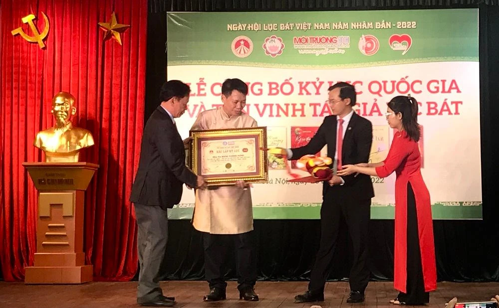 Nhà thơ Đặng Vương Hưng nhận chứng nhận. Ảnh: VT Nhà thơ Đặng Vương Hưng nhận chứng nhận. Ảnh: VT