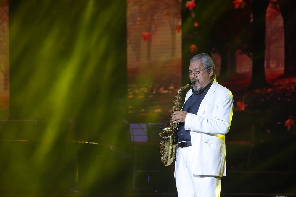 'Lạc tới dòng sông' qua sự thể hiện của ca sĩ Tuấn Hiệp và NSƯT Quyền Văn Minh. Ảnh: HÒA NGUYỄN 'Lạc tới dòng sông' qua sự thể hiện của ca sĩ Tuấn Hiệp và NSƯT Quyền Văn Minh. Ảnh: HÒA NGUYỄN