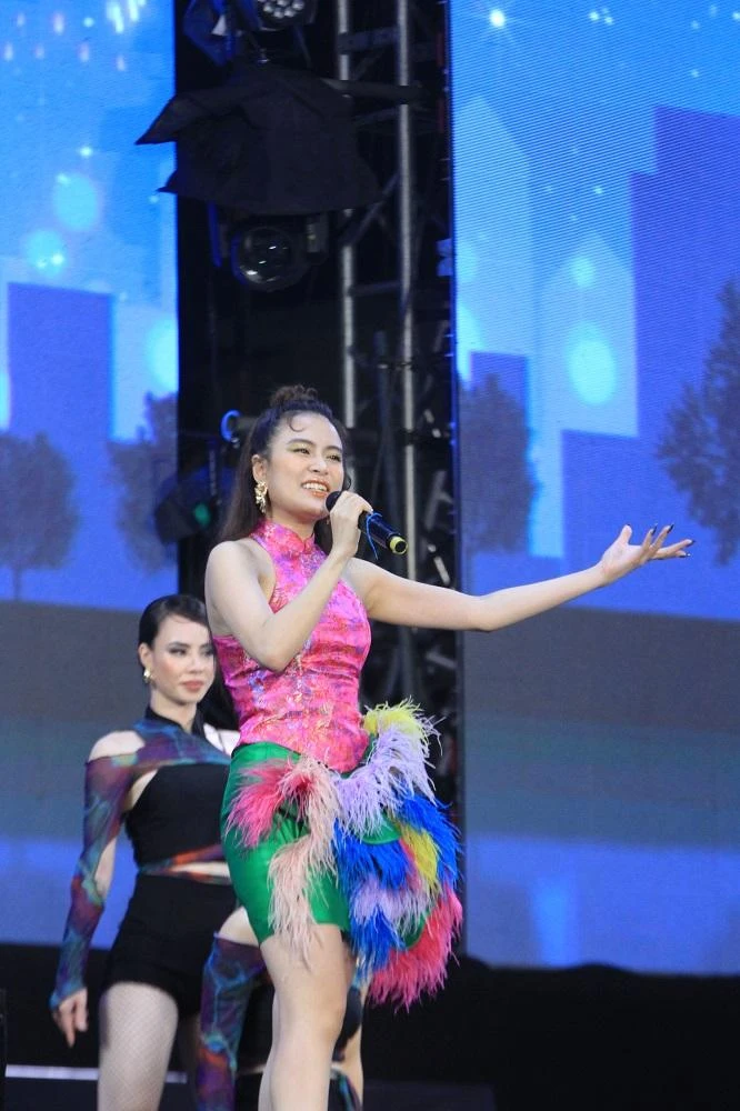 Hoàng Thuỳ Linh gửi tới khán giả những ca khúc được nhiều khán giả yêu thích.