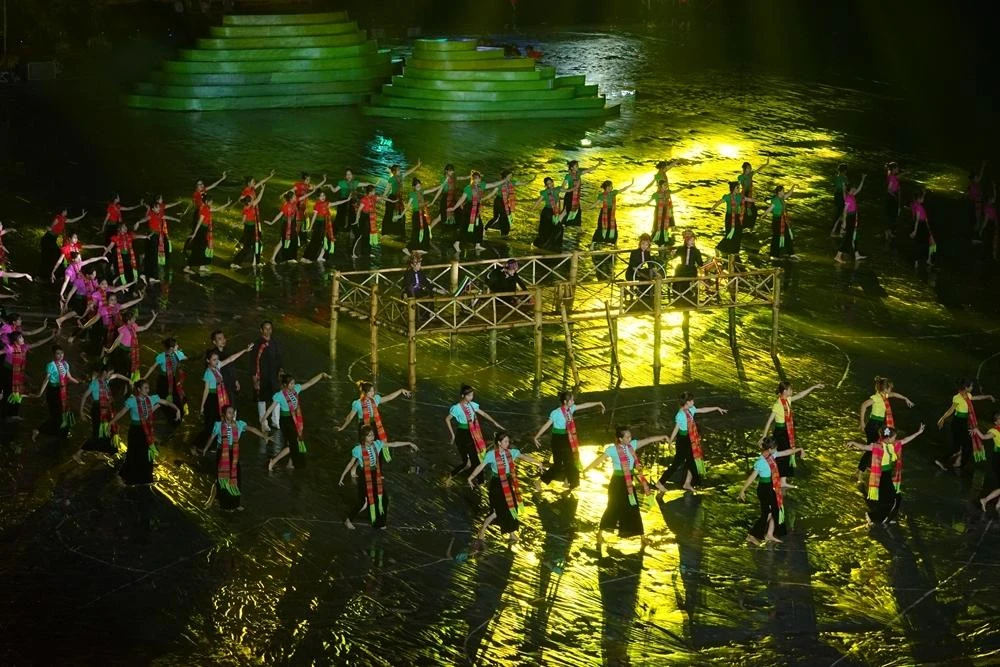 3.000 diễn viên và người dân tham gia vào chương trình nghệ thuật.