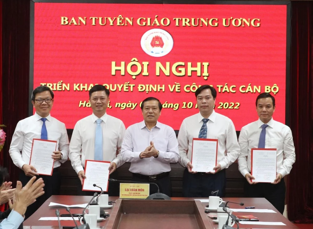 Ông Lại Xuân Môn, Phó Trưởng ban Thường trực Ban Tuyên giáo Trung ương đã trao quyết định bổ nhiệm đối với ông Tống Văn Thanh (đầu tiên từ trái qua), Hoàng Thanh Hải, Lê Đức Cảnh; bổ nhiệm lại đối với ông Lê Huy Nam. Ảnh: TA Ông Lại Xuân Môn, Phó Trưởng ban Thường trực Ban Tuyên giáo Trung ương đã trao quyết định bổ nhiệm đối với ông Tống Văn Thanh (đầu tiên từ trái qua), Hoàng Thanh Hải, Lê Đức Cảnh; bổ nhiệm lại đối với ông Lê Huy Nam. Ảnh: TA