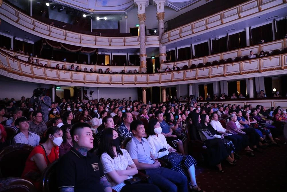 Theo nhà sản xuất, hai đêm diễn có vé tặng và tri ân rất nhiều để khán phòng không bị trống chỗ ngồi và các nghệ sĩ không tủi thân.