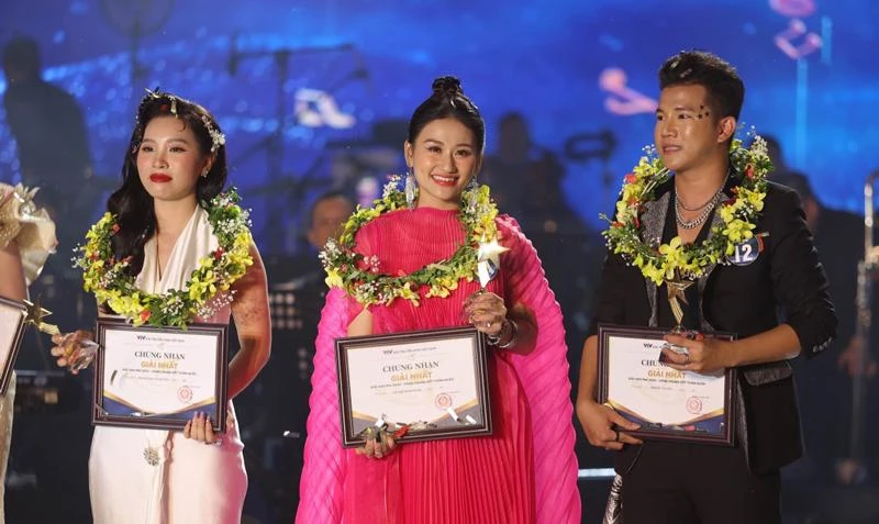 Minh Ngọc (giữa) giành ngôi vị quán quân của cuộc thi Sao Mai 2022 dòng dân gian.