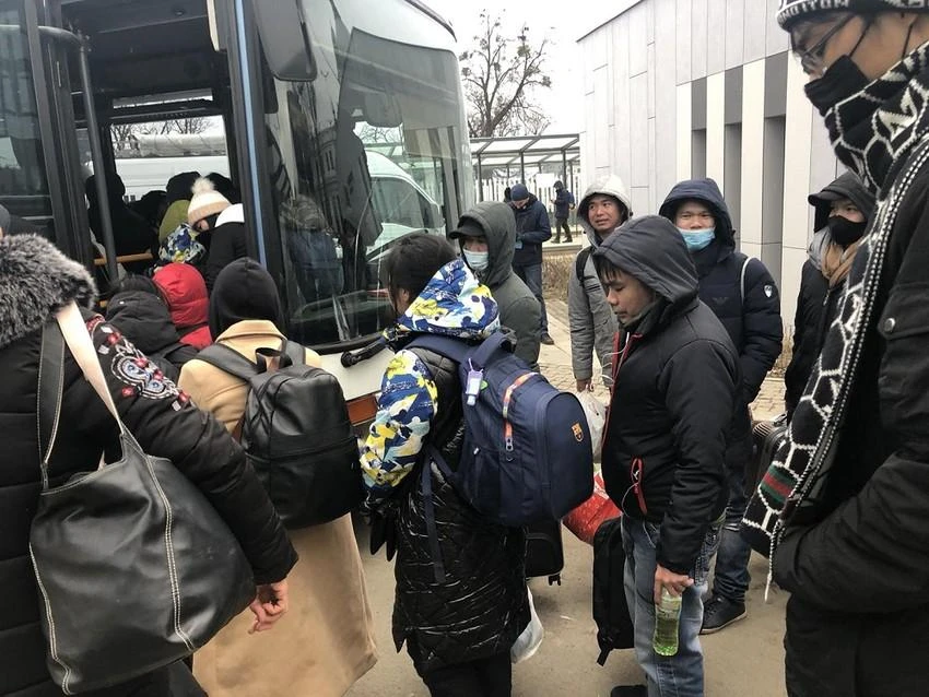 Cán bộ Đại sứ quán Việt Nam hỗ trợ công dân sơ tán. Ảnh: BNG Cán bộ Đại sứ quán Việt Nam hỗ trợ công dân sơ tán. Ảnh: BNG